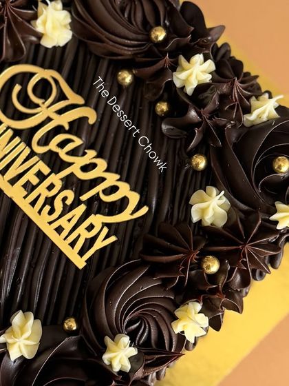 A close-up of the detailed piping work on the anniversary cake.