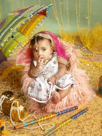 A sweet, curious expression from our little Navratri star. These mini sessions are a perfect way to capture your baby's first festival.