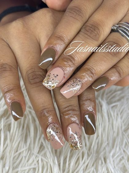 An earthy and elegant set in shades of brown and nude with a touch of gold glitter. This is a great option for a sophisticated everyday look.