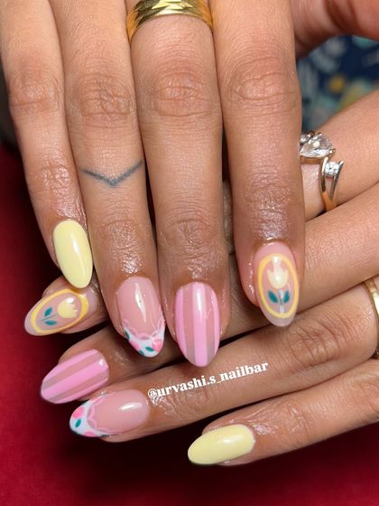 This vacation-ready set is all about soft pastels. I hand-painted cute tulips in framed ovals, pink stripes, and floral French tips for a sweet and summery look.