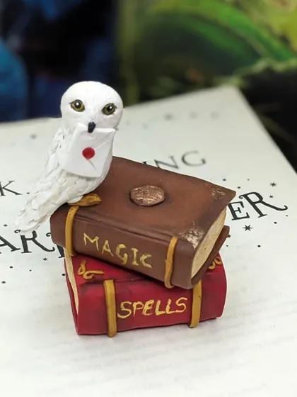 Any Harry Potter fans here? This Hedwig on a stack of books is a must-have for your collection. It can be made as a magnet or a standalone figurine.