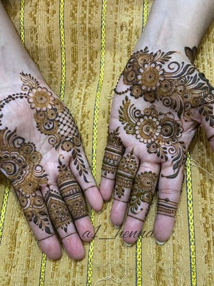 A simple Arabic design with floral and leafy elements.