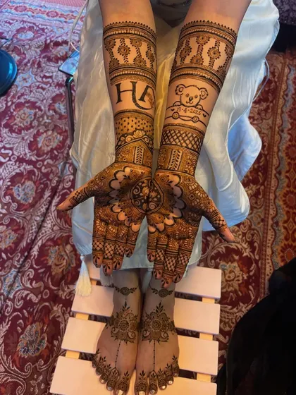 This bride wanted a personalized design for her hands and a more delicate, modern design for her feet. I love creating custom packages that match the bride's vision perfectly.