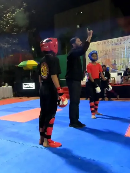 The referee gives the final score, confirming the win for our young champion.