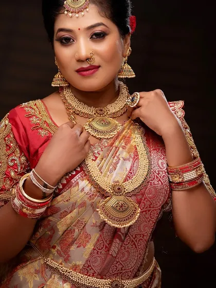 A closer look at the antique finish and design of the layered necklace and choker. This set is perfect for brides who love a vintage and royal aesthetic.