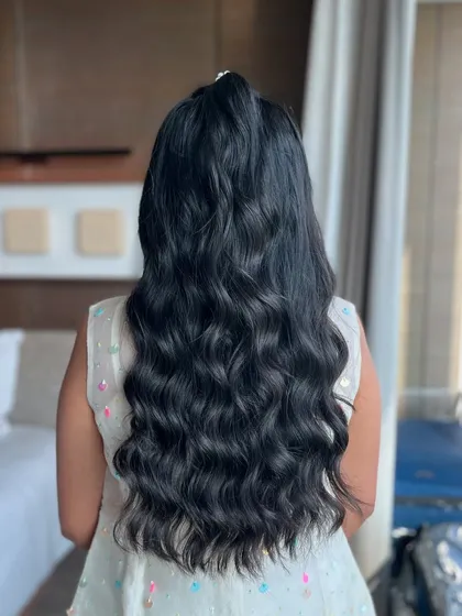 Beach waves never go out of style. This simple yet beautiful open hairstyle is perfect for a relaxed, pre-wedding event or a destination wedding.