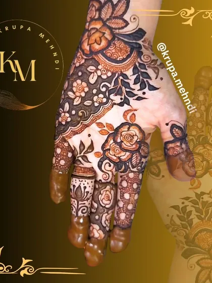 A fancy Dubai-style mehndi with bold roses and delicate leafy vines. This style is very popular for its elegance and dramatic look.
