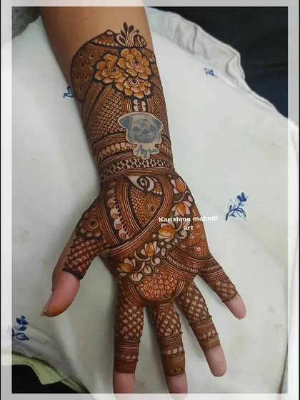 A fun and personal touch for a dog lover, this design for a guest features a cute portrait of a pug. It shows my ability to incorporate any unique element, even a beloved pet, into the mehendi.