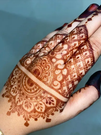 This stain shows a lovely half-mandala design on the back of the hand, with a deep color on the fingers.