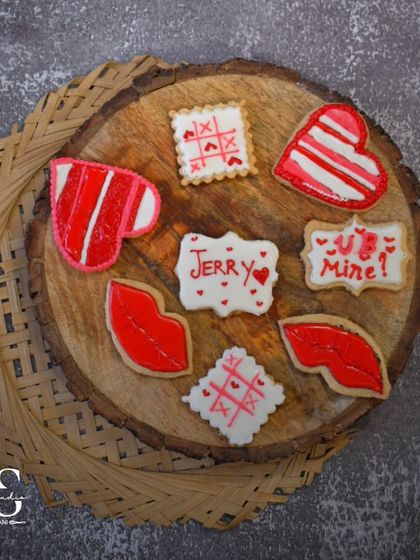 Spreading the love with vanilla sugar cookies. Students in this class learn the art of royal icing, from getting the right consistency to piping fine lines and fun designs for Valentine's Day.