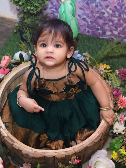 Explore our various floral and elegant setups. These sets feature props like swings, ornate chairs, and pearl decorations, all surrounded by beautiful flowers for a timeless and pretty photoshoot.