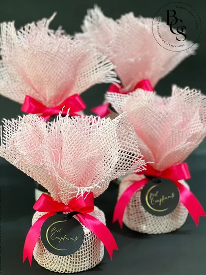 These small gifts, wrapped in pink jute fabric and tied with a fuchsia ribbon, are a vibrant and cheerful way to say thank you. The custom "With Compliments" tag adds a professional touch for corporate events or store openings.