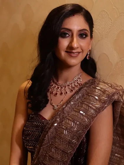 A soft and glamorous reception look. I used a warm, brown-toned color palette for her makeup, with sparkling eyeshadow to add a touch of glamour. Her hair was styled in loose waves for a romantic feel.