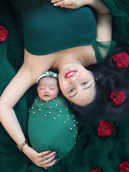 A mother and her newborn, surrounded by a bed of roses. This overhead shot creates such a beautiful, artistic portrait. I used a rich green fabric to make the colors pop, celebrating the beautiful bond between a mom and her new baby.