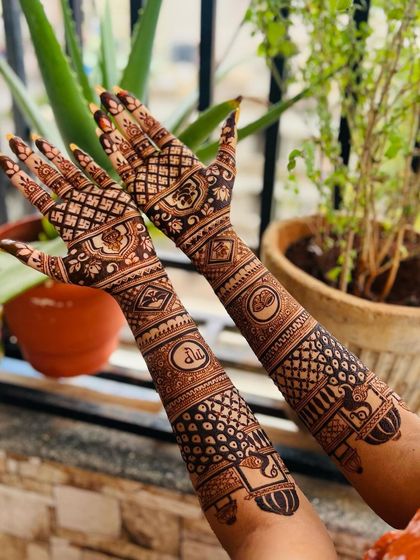 A beautiful outdoor shot of the engagement mehendi, with the natural background making the design pop.