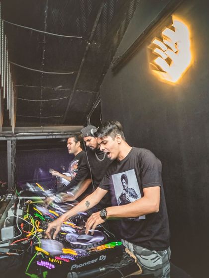 The Vibe: On The Decks & On The Floor photo 74