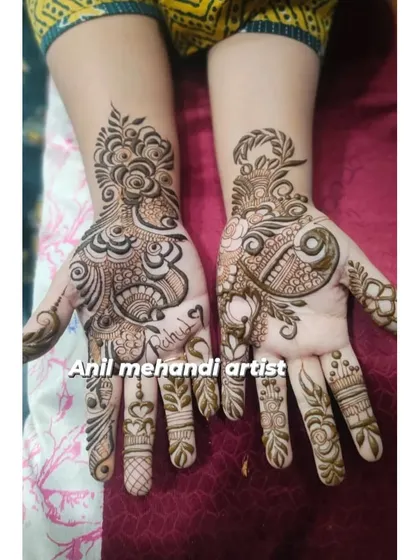A simple yet beautiful Arabic mehandi design. This style is perfect for guests or for those who prefer a less heavy pattern, focusing on one side of the hand.