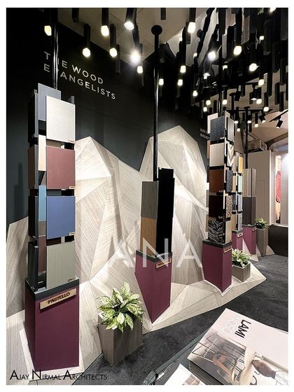 The veneer display totems at the Pllum Legno stall were designed to be viewed up close. Each stand showcases a different collection, allowing visitors to interact with the products within the art-like setting.