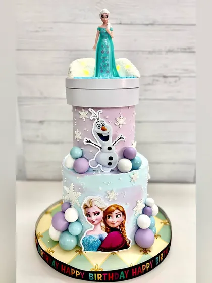 A full view of the enchanting Frozen-themed cake, combining strawberry Nutella and chocolate mousse flavors. Perfect for any little princess.