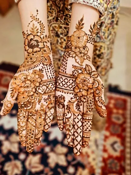 A clear, bright photo of this beautiful floral and net design.