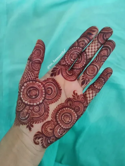 A beautiful, no-filter stain. This is the true colour you get from my henna, a testament to its purity and quality.