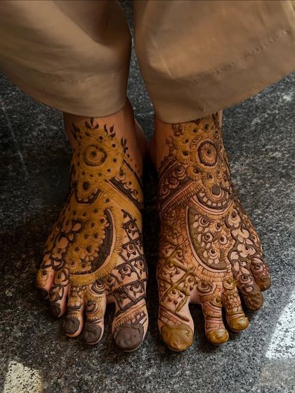 A bold and traditional Pakistani-style design for the feet. The thick outlines and dense filling create a very striking and beautiful effect.