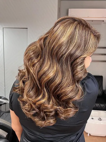 Beige blonde vibes for the holidays. This color is radiant and tranquil, perfect for a festive glow-up.