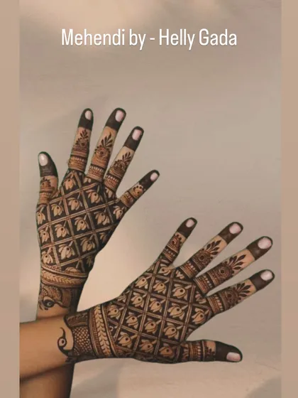A beautiful back-hand design with a peacock-inspired jaal pattern. The repeating feather motif creates a mesmerizing and elegant look.