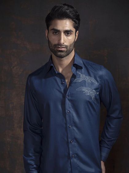 A formal shirt in navy blue, crafted from a luxurious fabric and featuring delicate wing embroidery. This is the pinnacle of sophistication.