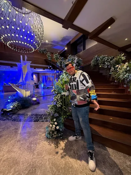 Posing against the stunning floral decor. From beats to bouquets, everything was perfectly in sync.