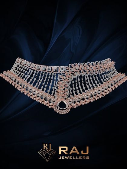 This choker mounting features a delicate fringe of articulated droplets, designed to create subtle movement and light play. The structure is a perfect starting point for a sophisticated piece suitable for evening wear.