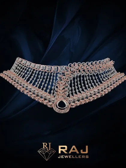 This choker mounting features a delicate fringe of articulated droplets, designed to create subtle movement and light play. The structure is a perfect starting point for a sophisticated piece suitable for evening wear.