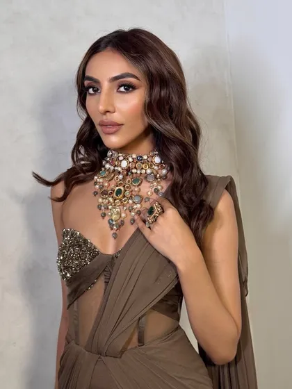 A close-up of the neutral-toned makeup. The lips are kept nude to balance the dramatic eyes, a classic technique for red carpet glam.
