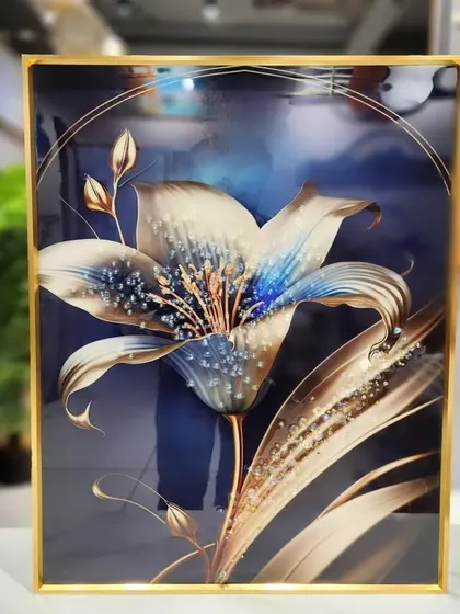 This elegant crystal painting features a single, beautiful lily with sparkling details. The deep blue background makes the flower pop, creating a sophisticated and timeless piece of art for your home.