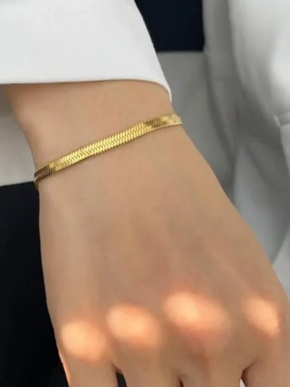 A sleek and simple snake chain bracelet. This minimalist piece is perfect on its own or as part of a layered bracelet stack.