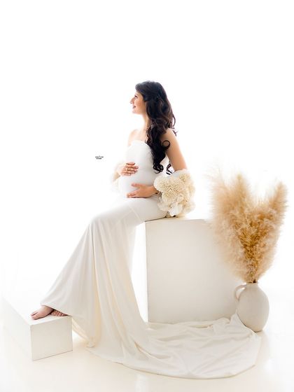 This high-key seated pose is serene and angelic. You'll learn to use white props and backgrounds to create a clean and peaceful aesthetic.