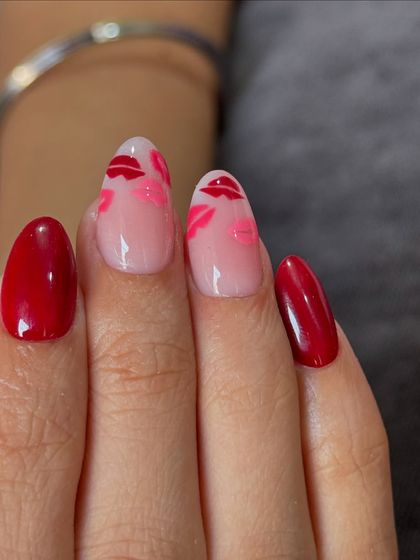 A close-up of the playful red and pink lip accent nails.