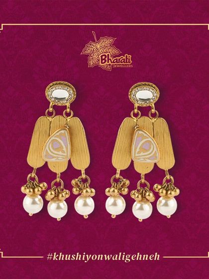 A beautiful statement piece, these earrings are enriched with pastel Meenakari work and droplets of pearls. The design is accompanied by Kundan work for an added touch of traditional elegance.