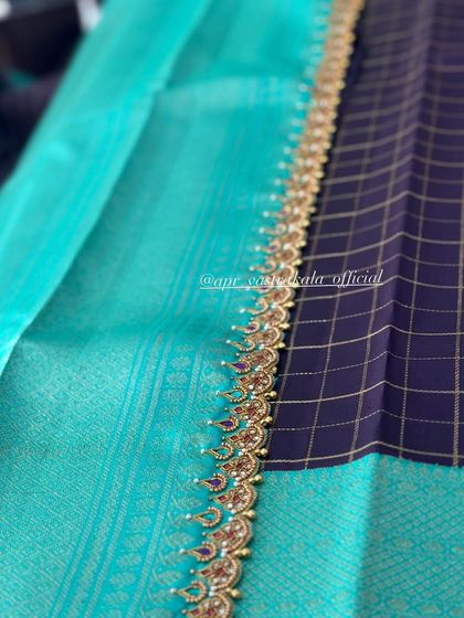 A delicate scalloped border embroidered with kemp stones and pearls, adding a touch of elegance to this teal and navy checked saree.