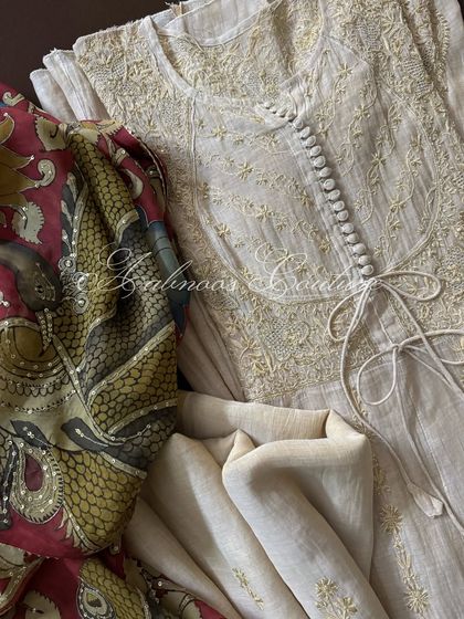 This image focuses on the buttoned placket and tie-up detail, central to the Achkan style of this unique Anarkali.