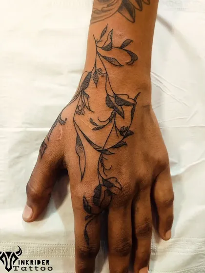 A delicate vine of leaves wrapping around the hand and fingers. This is an elegant design that accentuates the natural lines of the hand.