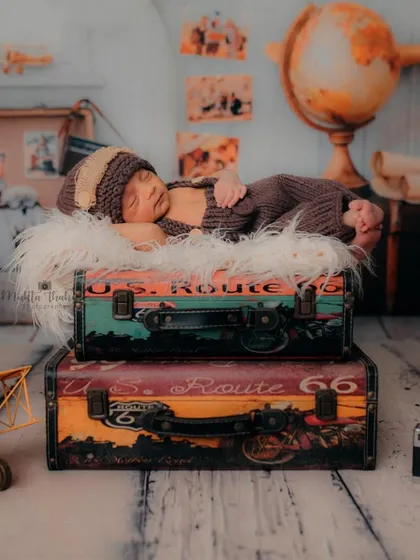 A wider view of the adventure that awaits. This setup shows how I combine different elements to build a complete story for your newborn's first photoshoot.