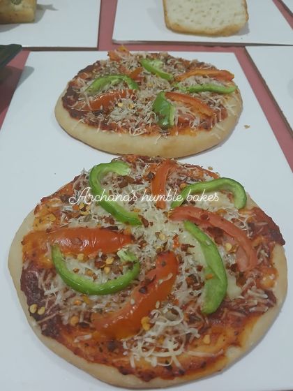 Two delicious pizzas made entirely from scratch during my workshop. Students learn how to prepare the yeast-free Jain base and add their favorite toppings.