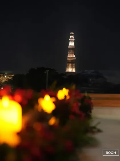 Even during festive seasons, the Qutub Minar remains the star of the show. The warm glow of Christmas lights on the terrace perfectly complements the illuminated monument.