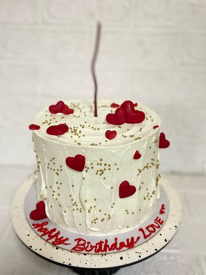 You name it, you get it. This custom hamper pairs a "Happy Birthday Love" cake with a stunning bouquet of chocolates and roses.