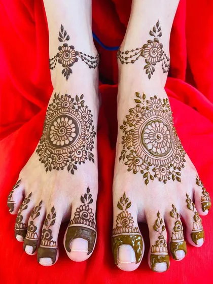A classic and clean mandala design for the feet, paired with a delicate ankle chain pattern and detailed work on the toes.