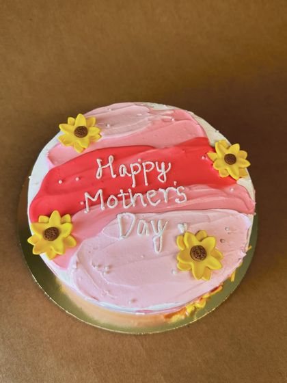 My cute little cake for Mother's Day. This design features a pink watercolor effect with little fondant sunflowers. It's available in my Ultimate Chocolate or Mango Vanilla Gateau flavors.