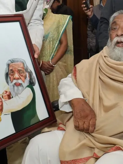 A close-up of Shri Shibu Soren ji appreciating the details of his caricature.
