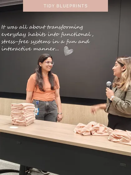 Here I am explaining the principles of a functional system to a workshop participant. It's not about perfection, but about creating a stress-free system that is easy to maintain in your daily life.