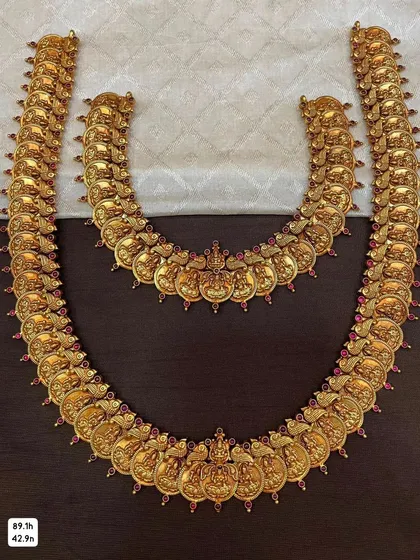 This bridal set includes a short and long kasu mala (coin necklace), both made from 92.5 silver with gold plating. It's a classic and grand choice for a traditional South Indian bride.